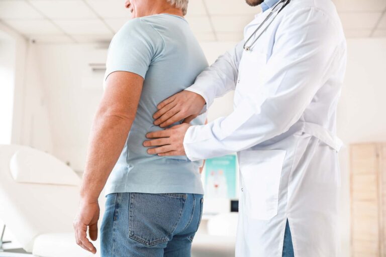 Jovem médico em especialização em urologia atendendo paciente em consultório