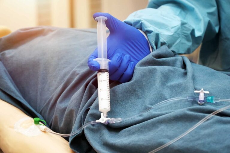 Médico residente em anestesiologia aplicando anestesia em paciente