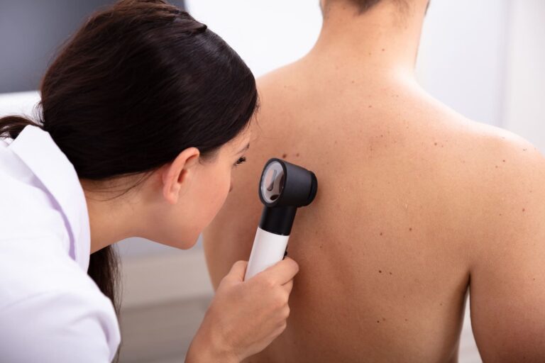 Jovem médica da residência em dermatologista examinando paciente
