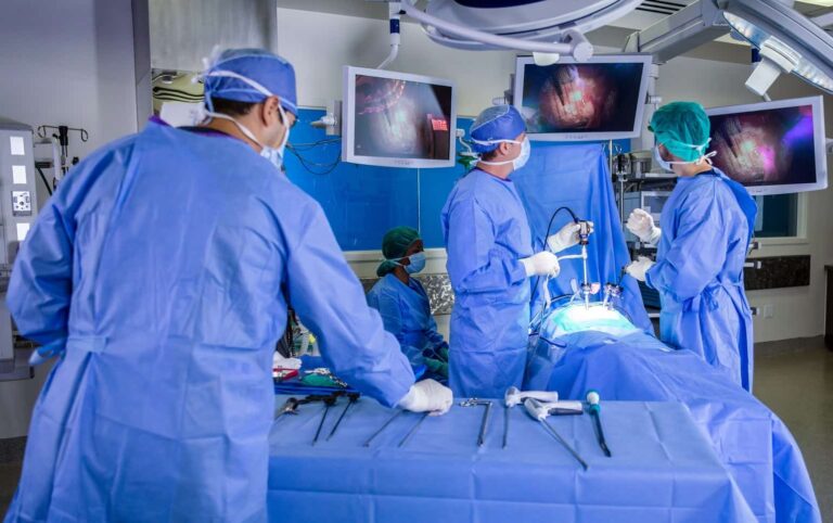 Médicos realizando laparoscopia em procedimento de urologia