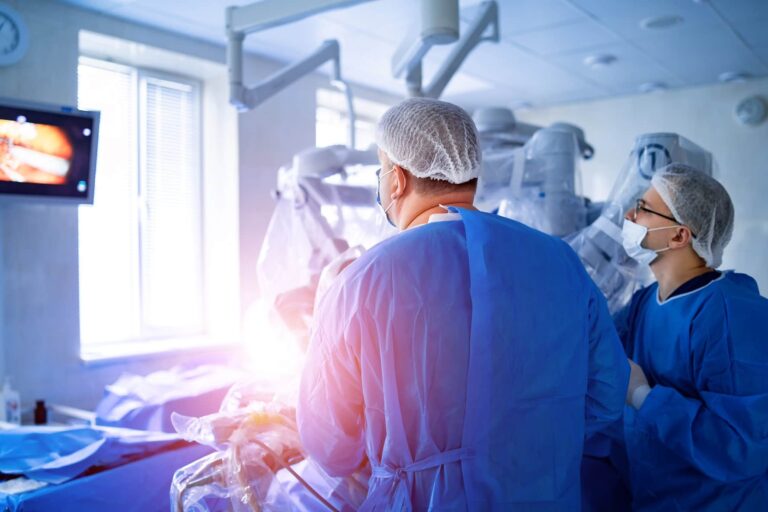 Médicos realizando cirurgia robótica em procedimento de urologia