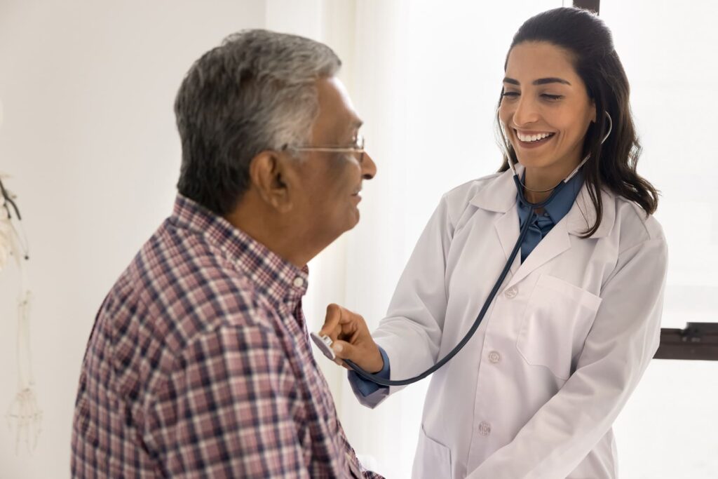 Jovem médica em especialização em cardiologia atendendo paciente