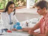 Profesional de Alergia e Inmunología atendiendo a un paciente en la consulta