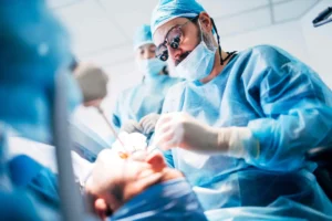 Médico executando cirurgia bucomaxilofacial em paciente